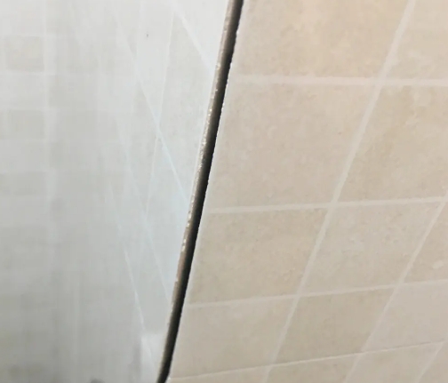 富民瓷砖空鼓维修公司分享阳台瓷砖脱落的修复过程可以分为以下几个步骤