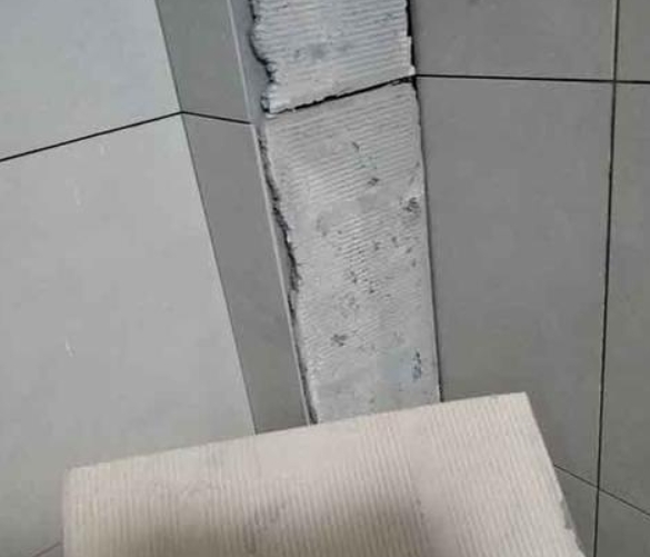 富民瓷砖空鼓维修公司分享下厨房瓷砖脱落的补救措施。